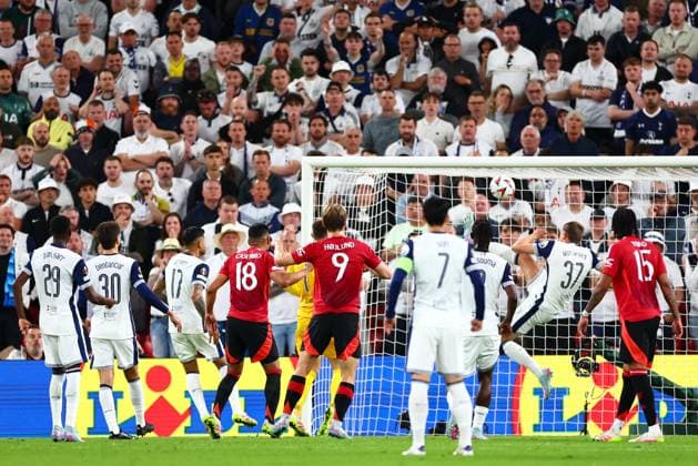 Sport Bilder des Tages Micky Van de Ven of Tottenham Hotspur makes a goal line clearance Tottenham Hotspur v Manchester United, ManU Europa League Final, Football, San Mames Stadium, Bilbao, Spain - 21 May 2025 EDITORIAL USE ONLY No use with unauthorised audio, video, data, fixture lists, club league logos or live services. Online in-match use limited to 120 images, no video emulation. No use in betting, games or single club league player publications. Copyright: xJamesxMarsh Shutterstockx 15312890dv