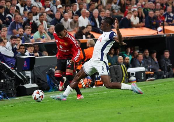 May 21, 2025, Bilbao, Catalogna, Spagna: During the UEFA Europa League Final 2024 25 match on 21 05 2025 in Bilbao, between the English teams Manchester United, ManU vs Tottenham at the San MamoÂ¨s stadium.In Photo: Amad Diallo of FC Manchester United - Yves Bissouma of FC Tottenham Hotspur Bilbao Spagna - ZUMAs236 20250521_aap_s236_162 Copyright: xFabioxSassox