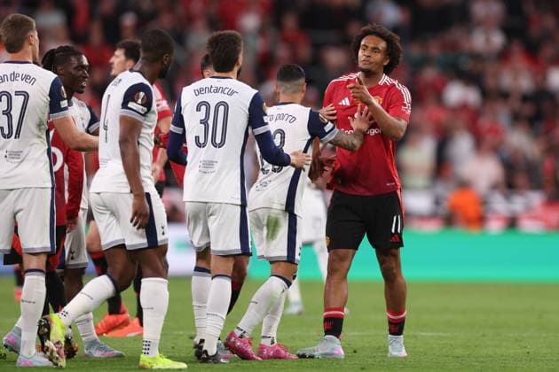 Bilbao, Spain, 21st May 2025. Joshua Zirkzee of Manchester United, ManU is held back by Pedro Porro of Tottenham during the Tottenham Hotspur vs Manchester United UEFA Europa League Final match at San Mames, Bilbao. Picture credit should read: David Klein Sportimage EDITORIAL USE ONLY. No use with unauthorised audio, video, data, fixture lists, club league logos or live services. Online in-match use limited to 120 images, no video emulation. No use in betting, games or single club league player publications. SPI_159_DK_Tottenham_Man_Utd SPI-3943-0162