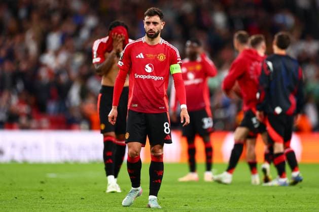 Bruno Fernandes of Manchester United, ManU appears dejected after the full time whistle Tottenham Hotspur v Manchester United, Europa League Final, Football, San Mames Stadium, Bilbao, Spain - 21 May 2025 EDITORIAL USE ONLY No use with unauthorised audio, video, data, fixture lists, club league logos or live services. Online in-match use limited to 120 images, no video emulation. No use in betting, games or single club league player publications. Copyright: xJamesxMarsh Shutterstockx 15312890eb