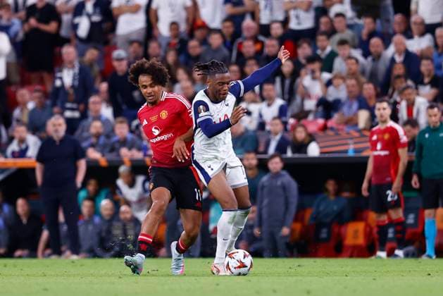 May 21, 2025, Bilbao, Vizcaya, Spain: Destiny Udogie of Tottenham and Joshua Zirkzee of Manchester United, ManU in action during the Final UEFA Europa League football match played between Tottenham Hotspur FC and Manchester United at San Mames stadium on May 21, 2025, in Bilbao, Vizcaya, Spain. Bilbao Spain - ZUMAa181 20250521_zaa_a181_075 Copyright: xDennisxAgyemanx