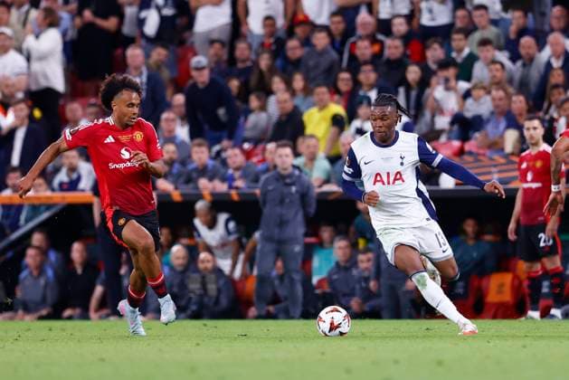 May 21, 2025, Bilbao, Vizcaya, Spain: Destiny Udogie of Tottenham and Joshua Zirkzee of Manchester United, ManU in action during the Final UEFA Europa League football match played between Tottenham Hotspur FC and Manchester United at San Mames stadium on May 21, 2025, in Bilbao, Vizcaya, Spain. Bilbao Spain - ZUMAa181 20250521_zaa_a181_076 Copyright: xDennisxAgyemanx