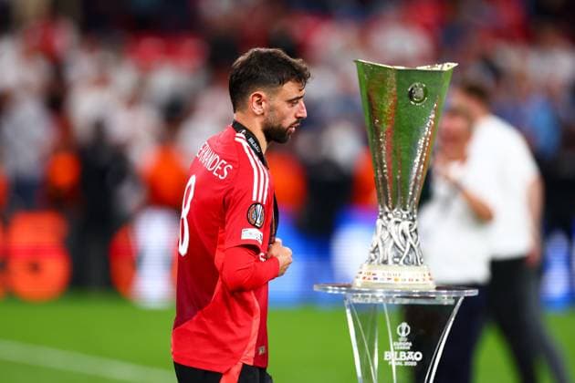 Bruno Fernandes of Manchester United, ManU walks past the UEFA Europa League trophy Tottenham Hotspur v Manchester United, Europa League Final, Football, San Mames Stadium, Bilbao, Spain - 21 May 2025 EDITORIAL USE ONLY No use with unauthorised audio, video, data, fixture lists, club league logos or live services. Online in-match use limited to 120 images, no video emulation. No use in betting, games or single club league player publications. Copyright: xJamesxMarsh Shutterstockx 15312890et