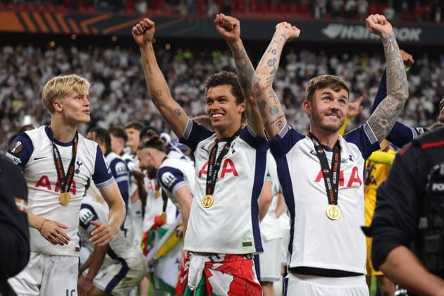 Spain - UEFA Europa League Cup Final - Tottenham Hotspur vs Manchester United, ManU - 21 05 2025 SPAIN, BILBAO, MAY 21. Brennan Johnson of Tottenham Hotspur (C) celebrates the victory at the end of the UEFA Europa League 2024 25 final football match between Tottenham Hotspur and Manchester United, on May 21, 2025 at Estadio de San Mames in Bilbao, Spain. Photo by Manuel Blondeau AOP.Press Bilbao Estadio de San Mames Basque Country Spain Copyright: x ManuelxBlondeau AOP.Pressx 20250521 025