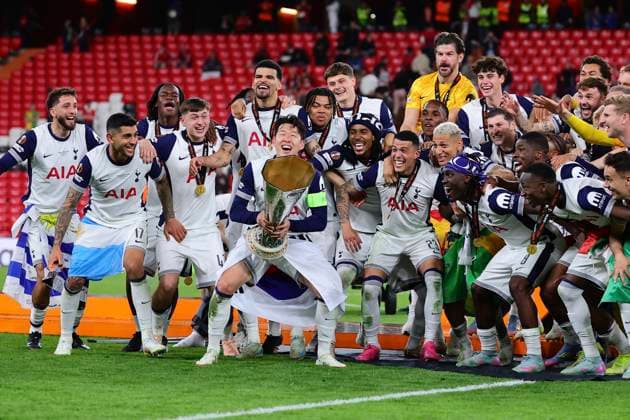 Sport Bilder des Tages Heung Min Son of Tottenham Hotspur lifts the trophy as he celebrates with team mates after the 2024 2025 Europa League Final football match between Tottenham Hotspur and Manchester United, ManU at San Mames stadium in Bilbao (Spain), May 21st, 2025. CesarexPurini
