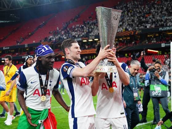 ESP: Tottenham Hotspur Manchester United, ManU UEFA Europa League Final Tottenham Hotspur celebrate a victory with the title during the UEFA Europa League, Final, between Tottenham Hotspur and Manchester United played at San Mames Stadium on May 21, 2025 in Bilbao, Spain. kpng Copyright: xBaguxBlancox xPRESSINPHOTOx PS_240521_TOT_MAN_063