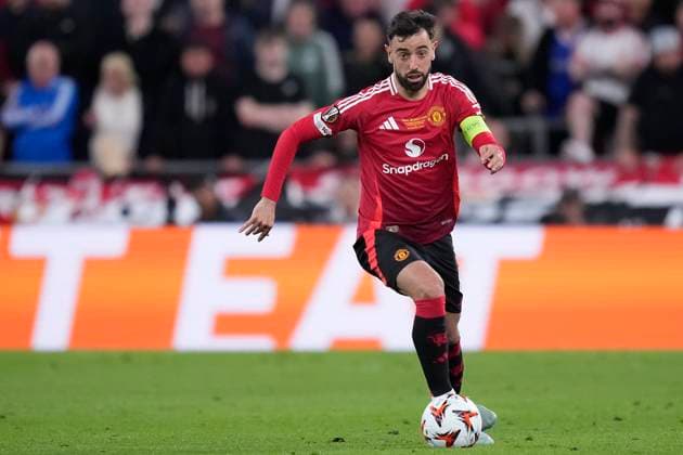 Tottenham Hotspur v Manchester United, ManU - UEFA Europa League Final 2025 Bruno Fernandes attacking midfield of Manchester United and Portugal runs with the ball during the UEFA Europa League Final 2025 between Tottenham Hotspur and Manchester United at Estadio San Mames on May 21, 2025 in Bilbao, Spain. Bilbao Basque Country Spain  Copyright: xJosexBretonx originalFilename:bretonhernandez-tottenha250521_nponM.jpg