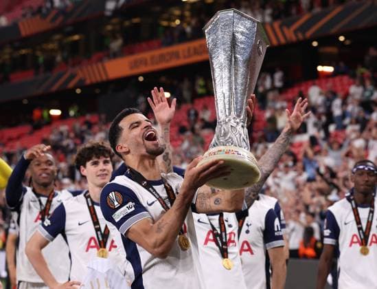 Bilbao, Spain, 21st May 2025. Dominic Solanke of Tottenham with the trophy after his team win during the Tottenham Hotspur vs Manchester United, ManU UEFA Europa League Final match at San Mames, Bilbao. Picture credit should read: David Klein Sportimage EDITORIAL USE ONLY. No use with unauthorised audio, video, data, fixture lists, club league logos or live services. Online in-match use limited to 120 images, no video emulation. No use in betting, games or single club league player publications. SPI_205_DK_Tottenham_Man_Utd SPI-3943-0208