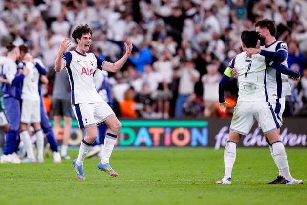 Tottenham Hotspur v Manchester United, ManU - UEFA Europa League Final 2025 Archie Gray of Tottenham Hotspur celebrates the victory at the end of the UEFA Europa League Final match between Tottenham Hotspur and Manchester United at San Mames Stadium on May 21, 2025 in Bilbao, Spain. Bilbao San Mames Stadium Spain Copyright: xGiuseppexMaffiax UEL_Final_Tottenham-ManchesterUnited_210525_BRU3349