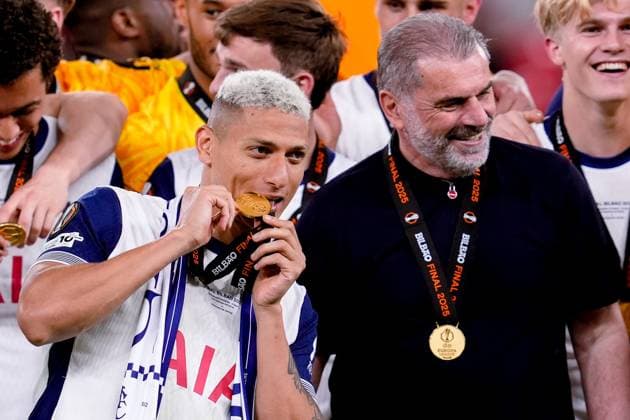 Tottenham Hotspur v Manchester United, ManU - UEFA Europa League Final 2025 Richarlison of Tottenham Hotspur and Ange Postecoglou celebrate the victory at the end of the UEFA Europa League Final match between Tottenham Hotspur and Manchester United at San Mames Stadium on May 21, 2025 in Bilbao, Spain. Bilbao San Mames Stadium Spain Copyright: xGiuseppexMaffiax UEL_Final_Tottenham-ManchesterUnited_210525_BRU1965