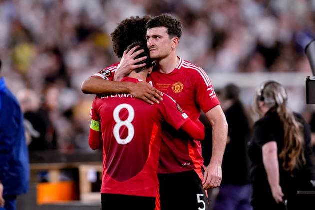 Sport Bilder des Tages Tottenham Hotspur v Manchester United, ManU - UEFA Europa League Final 2025 Harry Maguire of Manchester United consoles Bruno Fernandes and Joshua Zirkzee at the end of the UEFA Europa League Final match between Tottenham Hotspur and Manchester United at San Mames Stadium on May 21, 2025 in Bilbao, Spain. Bilbao San Mames Stadium Spain Copyright: xGiuseppexMaffiax UEL_Final_Tottenham-ManchesterUnited_210525_BRU3764