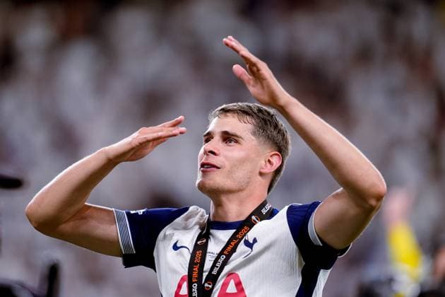Tottenham Hotspur v Manchester United, ManU - UEFA Europa League Final 2025 Micky van de Ven of Tottenham Hotspur celebrates the victory at the end of the UEFA Europa League Final match between Tottenham Hotspur and Manchester United at San Mames Stadium on May 21, 2025 in Bilbao, Spain. Bilbao San Mames Stadium Spain Copyright: xGiuseppexMaffiax UEL_Final_Tottenham-ManchesterUnited_210525_BRU3007