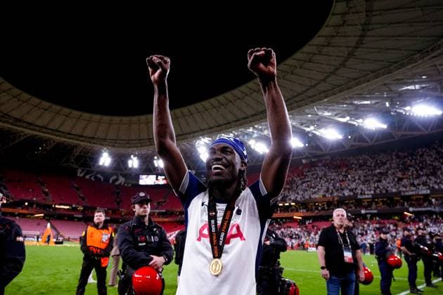 Tottenham Hotspur v Manchester United, ManU - UEFA Europa League Final 2025 Yves Bissouma of Tottenham Hotspur celebrates the victory of the trophy at the end of the UEFA Europa League Final match between Tottenham Hotspur and Manchester United at San Mames Stadium on May 21, 2025 in Bilbao, Spain. Bilbao San Mames Stadium Spain Copyright: xGiuseppexMaffiax UEL_Final_Tottenham-ManchesterUnited_210525_DSC0869