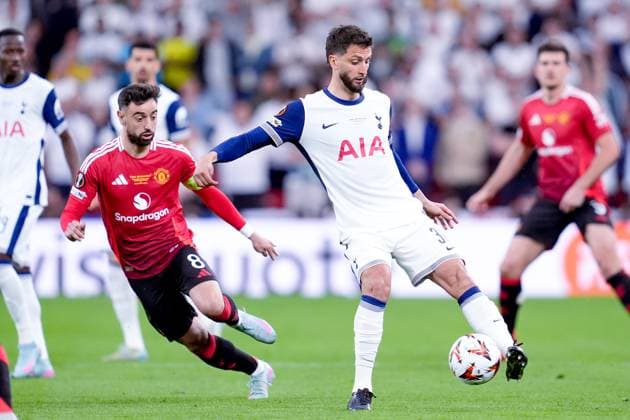 Tottenham Hotspur v Manchester United, ManU - UEFA Europa League Final 2025 Rodrigo Bentancur of Tottenham Hotspur and Bruno Fernandes of Manchester United compete for the ball during the UEFA Europa League Final match between Tottenham Hotspur and Manchester United at San Mames Stadium on May 21, 2025 in Bilbao, Spain. Bilbao San Mames Stadium Spain Copyright: xGiuseppexMaffiax UEL_Final_Tottenham-ManchesterUnited_210525_BRU1539