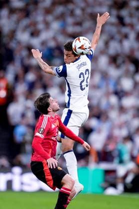 Tottenham Hotspur v Manchester United, ManU - UEFA Europa League Final 2025 Brennan Johnson of Tottenham Hotspur and Mason Mount of Manchester United compete for the ball during the UEFA Europa League Final match between Tottenham Hotspur and Manchester United at San Mames Stadium on May 21, 2025 in Bilbao, Spain. Bilbao San Mames Stadium Spain Copyright: xGiuseppexMaffiax UEL_Final_Tottenham-ManchesterUnited_210525_BRU5277