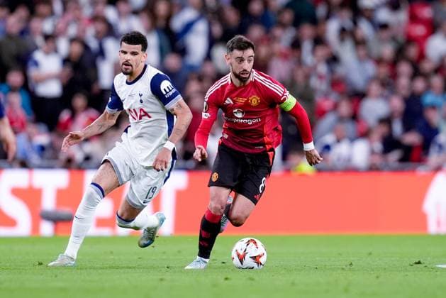 Tottenham Hotspur v Manchester United, ManU - UEFA Europa League Final 2025 Bruno Fernandes of Manchester United and Dominic Solanke of Tottenham Hotspur compete for the ball during the UEFA Europa League Final match between Tottenham Hotspur and Manchester United at San Mames Stadium on May 21, 2025 in Bilbao, Spain. Bilbao San Mames Stadium Spain Copyright: xGiuseppexMaffiax UEL_Final_Tottenham-ManchesterUnited_210525_BRU6673