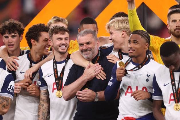 Sport Bilder des Tages Bilbao, Spain, 21st May 2025. Ange Postecoglou coach of Tottenham celebrates with his players after the Tottenham Hotspur vs Manchester United, ManU UEFA Europa League Final match at San Mames, Bilbao. Picture credit should read: David Klein Sportimage EDITORIAL USE ONLY. No use with unauthorised audio, video, data, fixture lists, club league logos or live services. Online in-match use limited to 120 images, no video emulation. No use in betting, games or single club league player publications. SPI_227_DK_Tottenham_Man_Utd SPI-3943-0230