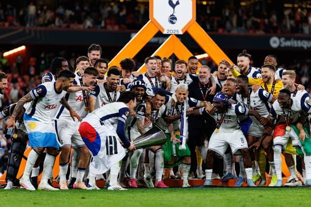 Team of Tottenham seen celebrating with trophy during UEFA Europa League 2025 final game between Tottenham Hotspur FC and Manchester United, ManU FC (Maciej Rogowski) Bilbao San Mames Spain Copyright: xMaciejxRogowskix tottenhammanu2425-035