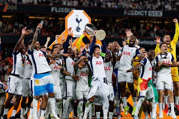 Team of Tottenham seen celebrating with trophy during UEFA Europa League 2025 final game between Tottenham Hotspur FC and Manchester United, ManU FC (Maciej Rogowski) Bilbao San Mames Spain Copyright: xMaciejxRogowskix tottenhammanu2425-040