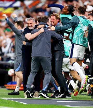 Tottenham Hotspur Manager Ange Postecoglou celebrates with his side. Tottenham Hotspur v Manchester United, ManU Europa League Final, Football, San Mames Stadium, Bilbao, Spain - 21 May 2025 EDITORIAL USE ONLY No use with unauthorised audio, video, data, fixture lists, club league logos or live services. Online in-match use limited to 120 images, no video emulation. No use in betting, games or single club league player publications.  Copyright: xJamesxMarsh Shutterstockx 15312890fy