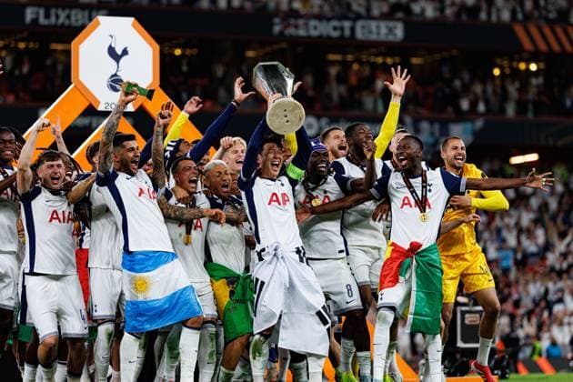Team of Tottenham seen celebrating with trophy during UEFA Europa League 2025 final game between Tottenham Hotspur FC and Manchester United, ManU FC (Maciej Rogowski) Bilbao San Mames Spain Copyright: xMaciejxRogowskix tottenhammanu2425-044