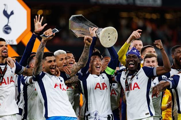 Team of Tottenham seen celebrating with trophy during UEFA Europa League 2025 final game between Tottenham Hotspur FC and Manchester United, ManU FC (Maciej Rogowski) Bilbao San Mames Spain Copyright: xMaciejxRogowskix tottenhammanu2425-046