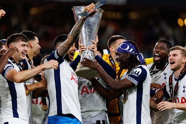 Sport Bilder des Tages Team of Tottenham seen celebrating with trophy during UEFA Europa League 2025 final game between Tottenham Hotspur FC and Manchester United, ManU FC (Maciej Rogowski) Bilbao San Mames Spain Copyright: xMaciejxRogowskix tottenhammanu2425-052