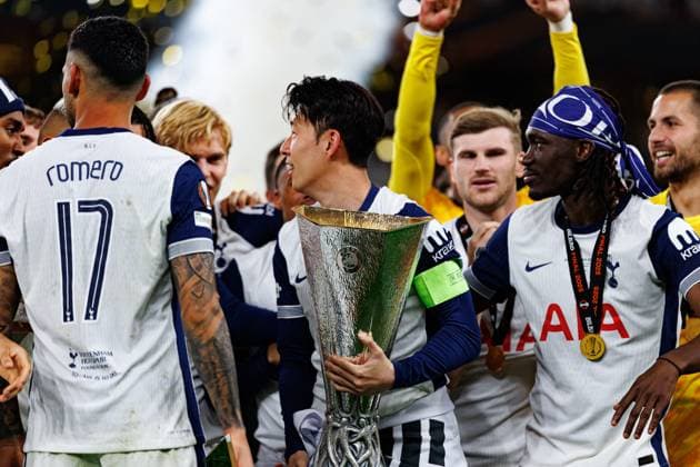 Team of Tottenham seen celebrating with trophy during UEFA Europa League 2025 final game between Tottenham Hotspur FC and Manchester United, ManU FC (Maciej Rogowski) Bilbao San Mames Spain Copyright: xMaciejxRogowskix tottenhammanu2425-064