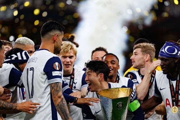 Team of Tottenham seen celebrating with trophy during UEFA Europa League 2025 final game between Tottenham Hotspur FC and Manchester United, ManU FC (Maciej Rogowski) Bilbao San Mames Spain Copyright: xMaciejxRogowskix tottenhammanu2425-072