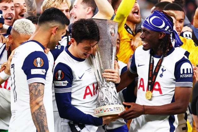 Tottenham players celebrate with the trophy lifted by Son Heung-Min of Tottenham Hotspur. Tottenham Hotspur v Manchester United, ManU Europa League Final, Football, San Mames Stadium, Bilbao, Spain - 21 May 2025 EDITORIAL USE ONLY No use with unauthorised audio, video, data, fixture lists, club league logos or live services. Online in-match use limited to 120 images, no video emulation. No use in betting, games or single club league player publications.  Copyright: xJamesxMarsh Shutterstockx 15312890gx