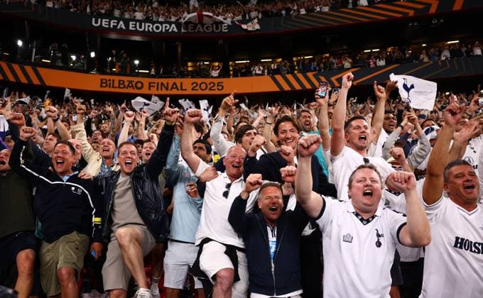 Bilbao, Spain, 21st May 2025. Tottenham fans celebrate after the Tottenham Hotspur vs Manchester United, ManU UEFA Europa League Final match at San Mames, Bilbao. Picture credit should read: David Klein Sportimage EDITORIAL USE ONLY. No use with unauthorised audio, video, data, fixture lists, club league logos or live services. Online in-match use limited to 120 images, no video emulation. No use in betting, games or single club league player publications. SPI_258_DK_Tottenham_Man_Utd SPI-3943-0261