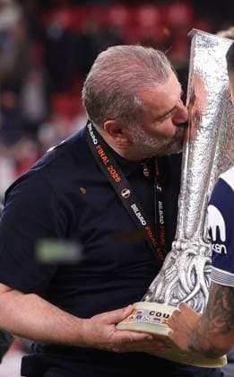 Bilbao, Spain, 21st May 2025. Ange Postecoglou coach of Tottenham with the trophy after his team win during the Tottenham Hotspur vs Manchester United, ManU UEFA Europa League Final match at San Mames, Bilbao. Picture credit should read: David Klein Sportimage EDITORIAL USE ONLY. No use with unauthorised audio, video, data, fixture lists, club league logos or live services. Online in-match use limited to 120 images, no video emulation. No use in betting, games or single club league player publications. SPI_271_DK_Tottenham_Man_Utd SPI-3943-0275
