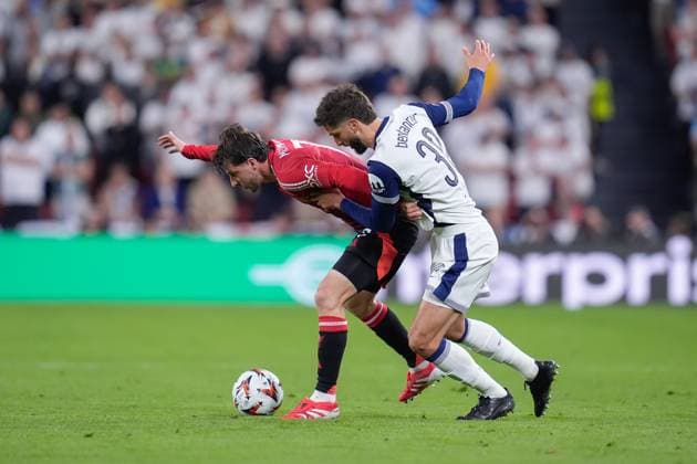 Mason Mount of Manchester United, ManU and Ben Davies of Tottenham Hotspur compete for the ball during the UEFA Europa League Final match between Tottenham Hotspur and Manchester United at the Estadio de San MamÃ s, Bilbao, Spain on 21 May 2025. Copyright: xGiuseppexMaffiax 43290015