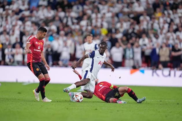 Bruno Fernandes of Manchester United, ManU and Yves Bissouma of Tottenham Hotspur compete for the ball during the UEFA Europa League Final match between Tottenham Hotspur and Manchester United at the Estadio de San MamÃ s, Bilbao, Spain on 21 May 2025. Copyright: xGiuseppexMaffiax 43290024