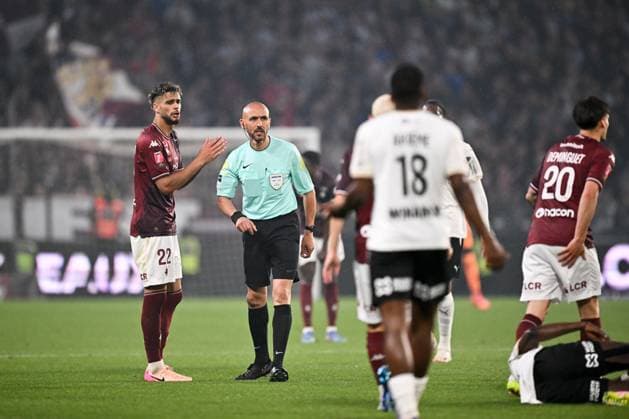 FC Metz v Stade de Reims - Playoffs Ligue 1 McDonald s Ligue 2 BKT 2024 2025, first leg 22 Kevin VAN DEN KERKHOF (fcm) - Hakim BEN EL HADJ (ARBITRE) during the playoffs match between Metz and Reims at Stade Saint-Symphorien on May 21, 2025 in Metz, France. Metz France  Copyright: xFEPx 776325767