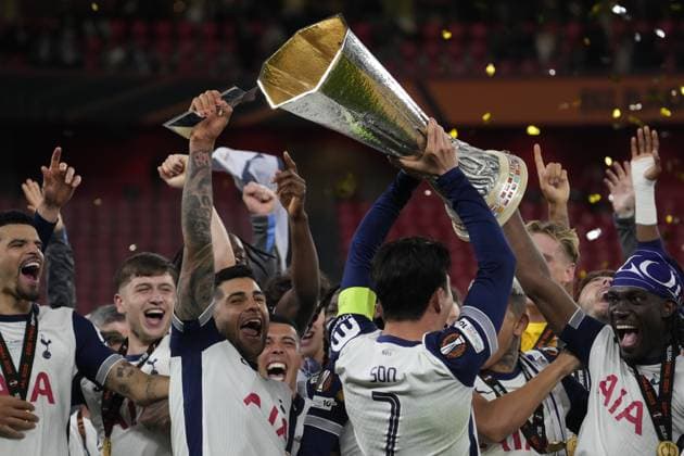 2025 UEFA Europa League Final: Tottenham Hotspur F.C. vs. Manchester United, ManU F.C. Captain Heung-Min Son of Tottenham Hotspur F.C. lifts the trophy, as Tottenham are crowned champions after the 2025 UEFA Europa League Final: Tottenham Hotspur F.C. vs. Manchester United F.C. match on 21 May 2025, at San Mames Stadium, in Bilbao, Spain Bilbao San Mames Stadium Spain Copyright: xAlexandraxFechetex _ADR1884
