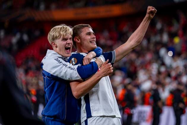 Tottenham Hotspur vs Manchester United, ManU - UEFA Europa League Final 2025 Micky van de Ven of Tottenham Hotspur (R) celebrates the victory of his team at the end of the UEFA Europa League Final 2025 between Tottenham Hotspur and Manchester United at San Mames Stadium on May 21, 2025 in Bilbao, Spain. Bilbao San Mames Stadium Spain Copyright: xAlbertoxGardinx AGardin_20250521_Football_Europa_League_Final_11231