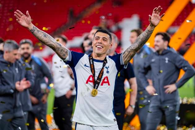 Tottenham Hotspur vs Manchester United, ManU - UEFA Europa League Final 2025 Pedro Porro of Tottenham Hotspur celebrates the victory at the end of the UEFA Europa League Final 2025 between Tottenham Hotspur and Manchester United at San Mames Stadium on May 21, 2025 in Bilbao, Spain. Bilbao San Mames Stadium Spain Copyright: xAlbertoxGardinx AGardin_20250521_Football_Europa_League_Final_11253