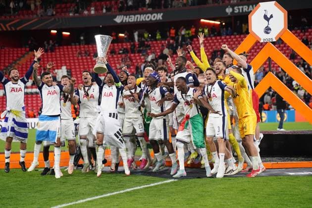 2025 UEFA Europa League Final: Tottenham Hotspur F.C. vs. Manchester United, ManU F.C. Captain Heung-Min Son of Tottenham Hotspur F.C. lifts the trophy, as Tottenham are crowned champions after the 2025 UEFA Europa League Final: Tottenham Hotspur F.C. vs. Manchester United F.C. match on 21 May 2025, at San Mames Stadium, in Bilbao, Spain Bilbao San Mames Stadium Spain Copyright: xAlexandraxFechetex DSC01558