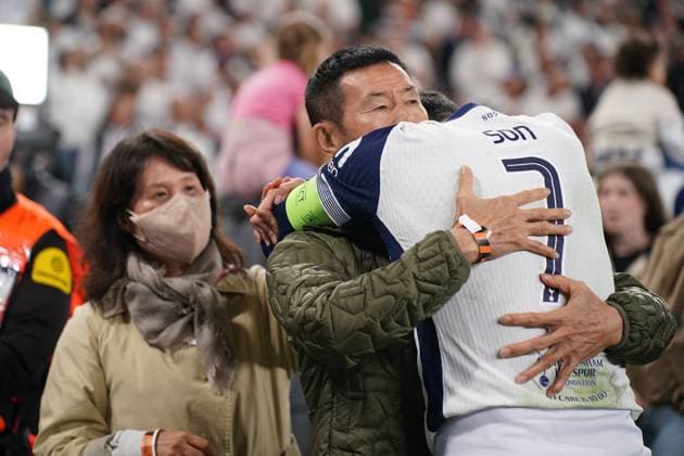 2025 UEFA Europa League Final: Tottenham Hotspur F.C. vs. Manchester United, ManU F.C. An emotional Heung-Min Son of Tottenham Hotspur F.C. celebrates with his family, as Tottenham are crowned champions after the 2025 UEFA Europa League Final: Tottenham Hotspur F.C. vs. Manchester United F.C. match on 21 May 2025, at San Mames Stadium, in Bilbao, Spain Bilbao San Mames Stadium Spain Copyright: xAlexandraxFechetex DSC02876