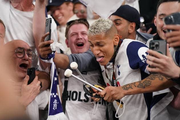 2025 UEFA Europa League Final: Tottenham Hotspur F.C. vs. Manchester United, ManU F.C. Richarlison of Tottenham Hotspur F.C. celebrates with the fans, as Tottenham are crowned champions after the 2025 UEFA Europa League Final: Tottenham Hotspur F.C. vs. Manchester United F.C. match on 21 May 2025, at San Mames Stadium, in Bilbao, Spain Bilbao San Mames Stadium Spain Copyright: xAlexandraxFechetex DSC03737