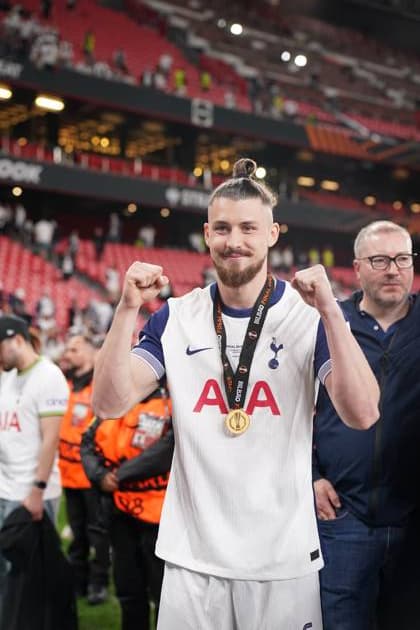 2025 UEFA Europa League Final: Tottenham Hotspur F.C. vs. Manchester United, ManU F.C. Radu Dragusin celebrates, as Tottenham are crowned champions after the 2025 UEFA Europa League Final: Tottenham Hotspur F.C. vs. Manchester United F.C. match on 22 May 2025, at San Mames Stadium, in Bilbao, Spain Bilbao San Mames Stadium Spain Copyright: xAlexandraxFechetex DSC04384
