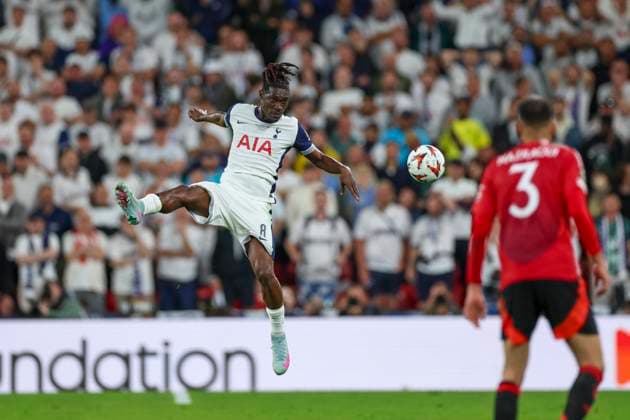 Tottenham Hotspur FC v Manchester United, ManU FC Tottenham Hotspur midfielder Yves Bissouma (8) heads the ball during the Tottenham Hotspur FC v Manchester United FC UEFA Europa League Final at the Estadio de San MamÃ s, Bilbao, Biscay, Spain on 21 May 2025 Credit: Phil Duncan Every Second Media Editorial use only. All images are copyright Every Second Media Limited. No images may be reproduced without prior permission. Copyright: xIMAGO EveryxSecondxMediax ESM-1482-0033 PhilxDuncanx xEveryxSecondxMediax