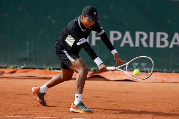 May 22, 2025, Paris, Paris, France: Mananchaya Sawangkaew (THA) in action during the qualification of the tennis Grand Slam of Roland Garros 2025, match between Mananchaya Sawangkaew (THA) andLinda Klimovicova (POL) at Roland Garros Stadium - on May 22 2025.Paris - France Paris France - ZUMAb253 20250522_zsp_b253_002 Copyright: xLoicxBaratouxx