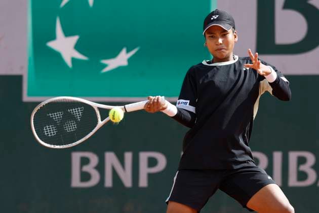 May 22, 2025, Paris, Paris, France: Mananchaya Sawangkaew (THA) in action during the qualification of the tennis Grand Slam of Roland Garros 2025, match between Mananchaya Sawangkaew (THA) andLinda Klimovicova (POL) at Roland Garros Stadium - on May 22 2025.Paris - France Paris France - ZUMAb253 20250522_zsp_b253_005 Copyright: xLoicxBaratouxx