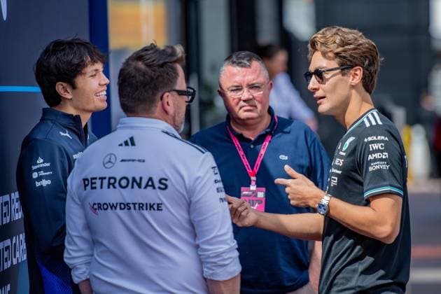 Formula1 GP Monaco Thursday, 22 05 2025 Alexander Albon 23, Williams Racing and Éric Boullier and George Russell 63, Mercedes AMG Petronas F1 Team Formula1 GP Monaco Thursday, 22 05 2025 Copyright: xBEAUTIFULxSPORTS Erlhofx