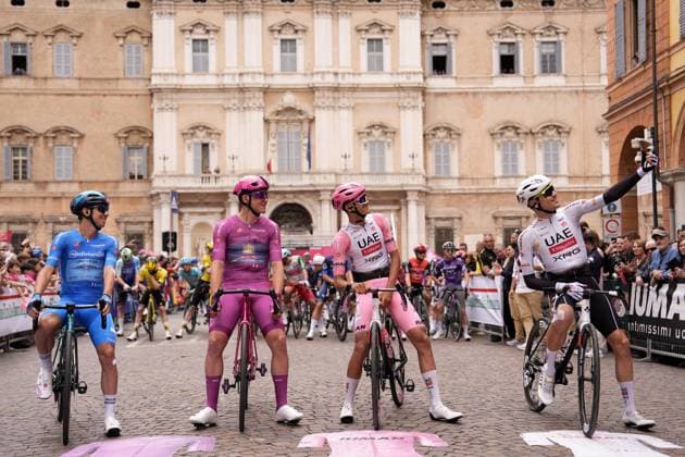 Riders at the start of the stage 12 of the Giro d™Italia from Modena to Viadana (Oglio-Po), Italy - Thursday, May 22, 2025. - cycling.  Copyright: xFabioxFerrari LaPressex