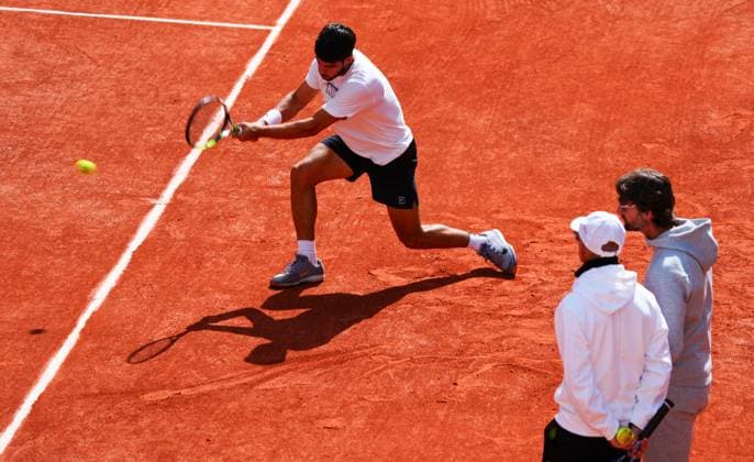 Carlos Alcaraz practices as his coach Juan Carlos Ferrero looks on French Open Tennis, Thursday Previews, Qualifying and Practice, Tennis, Roland Garros, Paris, France - 22 May 2025 EDITORIAL USE ONLY No use with unauthorised audio, video, data, fixture lists, club league logos or live services. Online in-match use limited to 120 images, no video emulation. No use in betting, games or single club league player publications. Copyright: xJavierxGarcia Shutterstockx 15314609ar