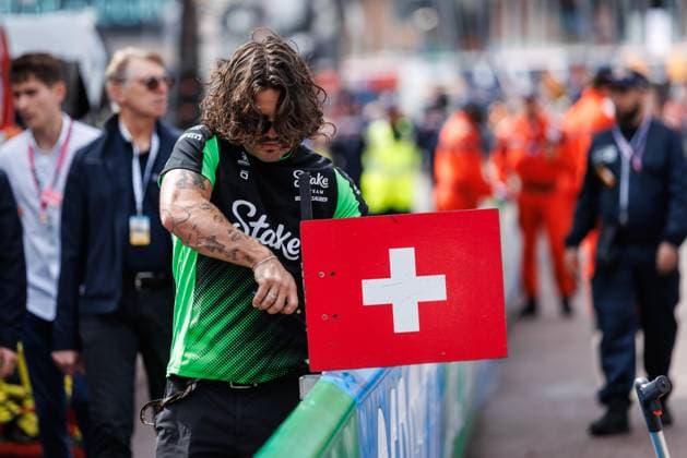 Sauber employee with Swiss flag on sign, Monaco Grand Prix, Motorsport, Formula 1, 2025 season, 22 05 2025 Monaco Grand Prix, Motorsport, Formula 1, 2025 season, 22 05 2025 Copyright: xEibner-Pressefoto AlexanderxNeisx EP_ANS