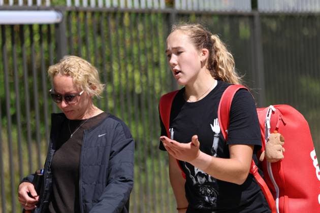 May 22, 2025, Paris, Celestynow, France: MIRA ANDREEVA and her mother RAISA ANDREEVA after practice session of French Open 2025 at Roland Garros in Paris. Paris France - ZUMAc278 20250522_zsp_c278_022 Copyright: xMarcinxCholewinskix